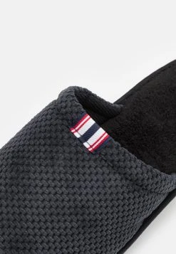 Pier One Chaussons Prix Bradés rond homme -Promos Pier One Boutique 0379114a66bd48d881979d3d1b73626d