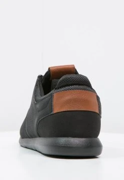 Pier One Baskets basses Prix Accessible baskets & sneakers rond homme -Promos Pier One Boutique 1e21719fcc894851a884aa600cd65700