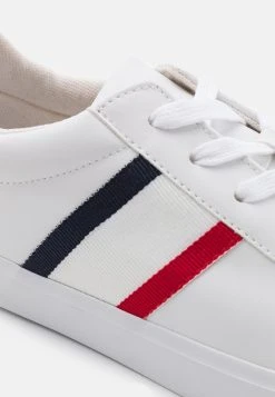 Pier One UNISEX - Baskets basses Première Qualité baskets & sneakers rond 13 Pier One UNISEX - Baskets basses Première Qualité baskets & sneakers rond -Promos Pier One Boutique 22a7f9375cf647a88ee53c6ee605b389