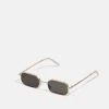 Prix Raisonnable Pier One UNISEX - Lunettes de soleil rectangulaire -Promos Pier One Boutique 43323589a1bb4e62aab7449e102cad80