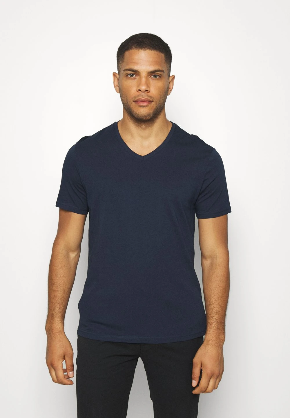 Prix Affortable Pier One 3 PACK - T-shirt basique t-shirts col en v homme 7 Prix Affortable Pier One 3 PACK - T-shirt basique t-shirts col en v homme – Image 5