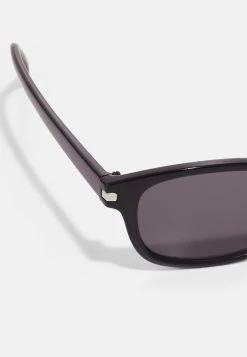 Pier One Qualité Garantie Lunettes de soleil rectangulaire homme -Promos Pier One Boutique 64285bdbadcd4359bea1d0c13a0eb5aa