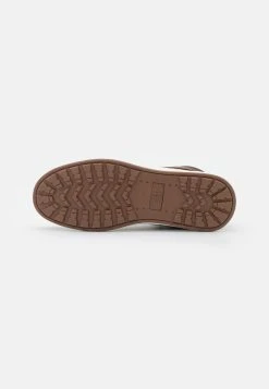 Pier One Baskets montantes En promotion baskets & sneakers rond homme 12 Pier One Baskets montantes En promotion baskets & sneakers rond homme -Promos Pier One Boutique 6443ee8b6040456081b13f9f5a1e3b3d