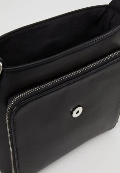 Pier One Sac bandoulière Promos sacs fermoir aimanté homme -Promos Pier One Boutique 64e3258d4b2e4b3b9dd81fdee0642ad6