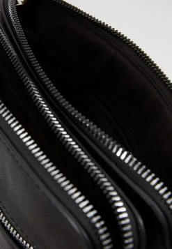 Qualité Supérieure Pier One Sac bandoulière sacs fermeture éclair homme -Promos Pier One Boutique 6d78706637334c8695db7895f1865481