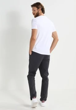 Pier One 2 PACK - T-shirt basique Prix Bradés t-shirts col rond homme -Promos Pier One Boutique 713a3334180c436b91794219a10b6498