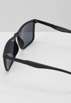 Pier One Lunettes de soleil - black Prix Sympa rectangulaire homme -Promos Pier One Boutique 74d633abcb374f85b0cab8dddcf7a494