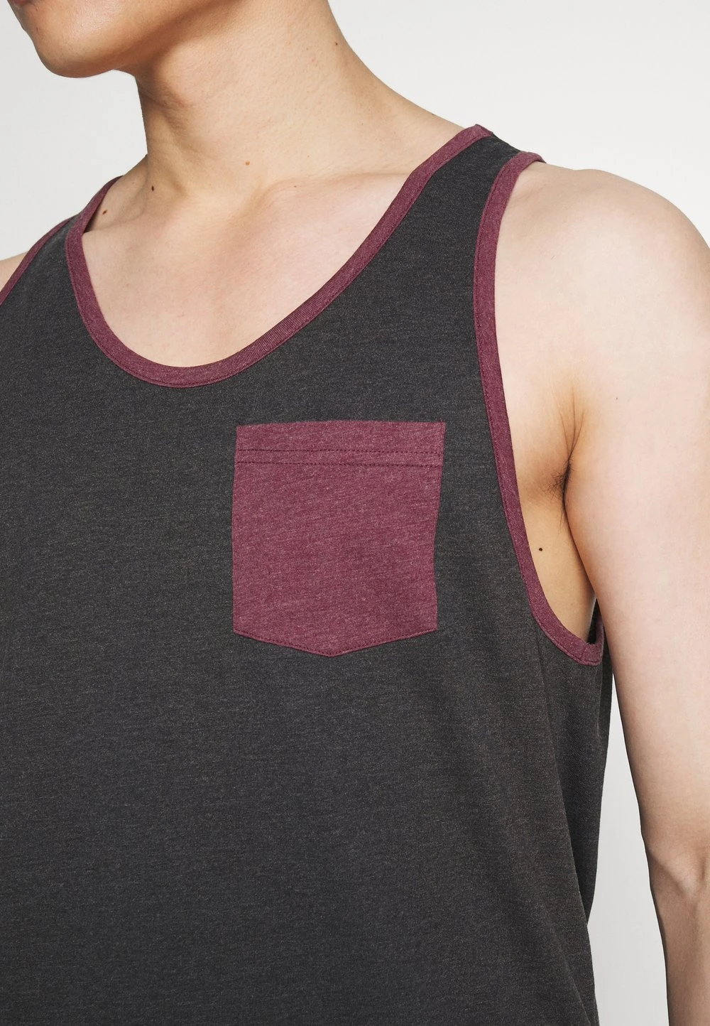 Pier One Soldes Débardeur t-shirts encolure large ronde homme 8 Pier One Soldes Débardeur t-shirts encolure large ronde homme – Image 6