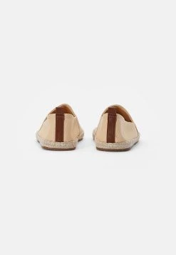 Prix Discount Pier One RENA ESPADRILLE UNISEX - Espadrilles chaussures basses rond -Promos Pier One Boutique 8310eea23d7d45459447954d543b0c0d
