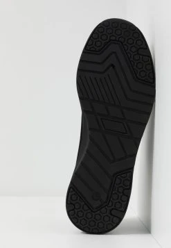 Prix Ourlé Pier One Baskets basses sneakers rond homme -Promos Pier One Boutique 889049996bff44b7b4068f2e7561e31d