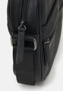Pier One Prix d’Amis Sac bandoulière sacs compartiment pour téléphone portable homme -Promos Pier One Boutique 8981d7ab6f0043c8aa0989179eb9bc74