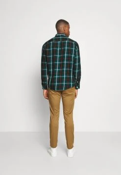 Se Vend Bas Prix Pier One Chemise chemises col à boutons homme -Promos Pier One Boutique 8f4dee2cb9574e52b01ec5a39f5adc0f