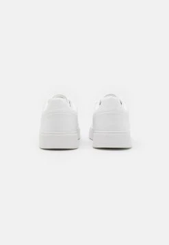 Pier One Rabais UNISEX - Baskets basses baskets & sneakers rond -Promos Pier One Boutique 91906dfa01a145cbbf47a93b3f457a71