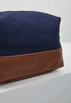 Pier One UNISEX - Trousse de toilette En promotion accessoires, sets et coffrets -Promos Pier One Boutique a9ce5305f1b34224bfa1779988ff62df