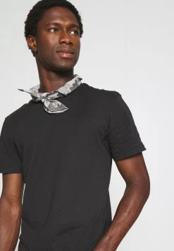 Prix Gelé Pier One 3 PACK - T-shirt basique t-shirts col rond homme -Promos Pier One Boutique ae9b9691c10949c5b4edc17929f8c13a