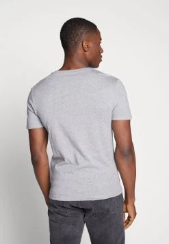 Pier One Prix Équitable 3 PACK - T-shirt basique t-shirts col en v homme 13 Pier One Prix Équitable 3 PACK - T-shirt basique t-shirts col en v homme -Promos Pier One Boutique b3e2272097fd45d28e31884f564c0681