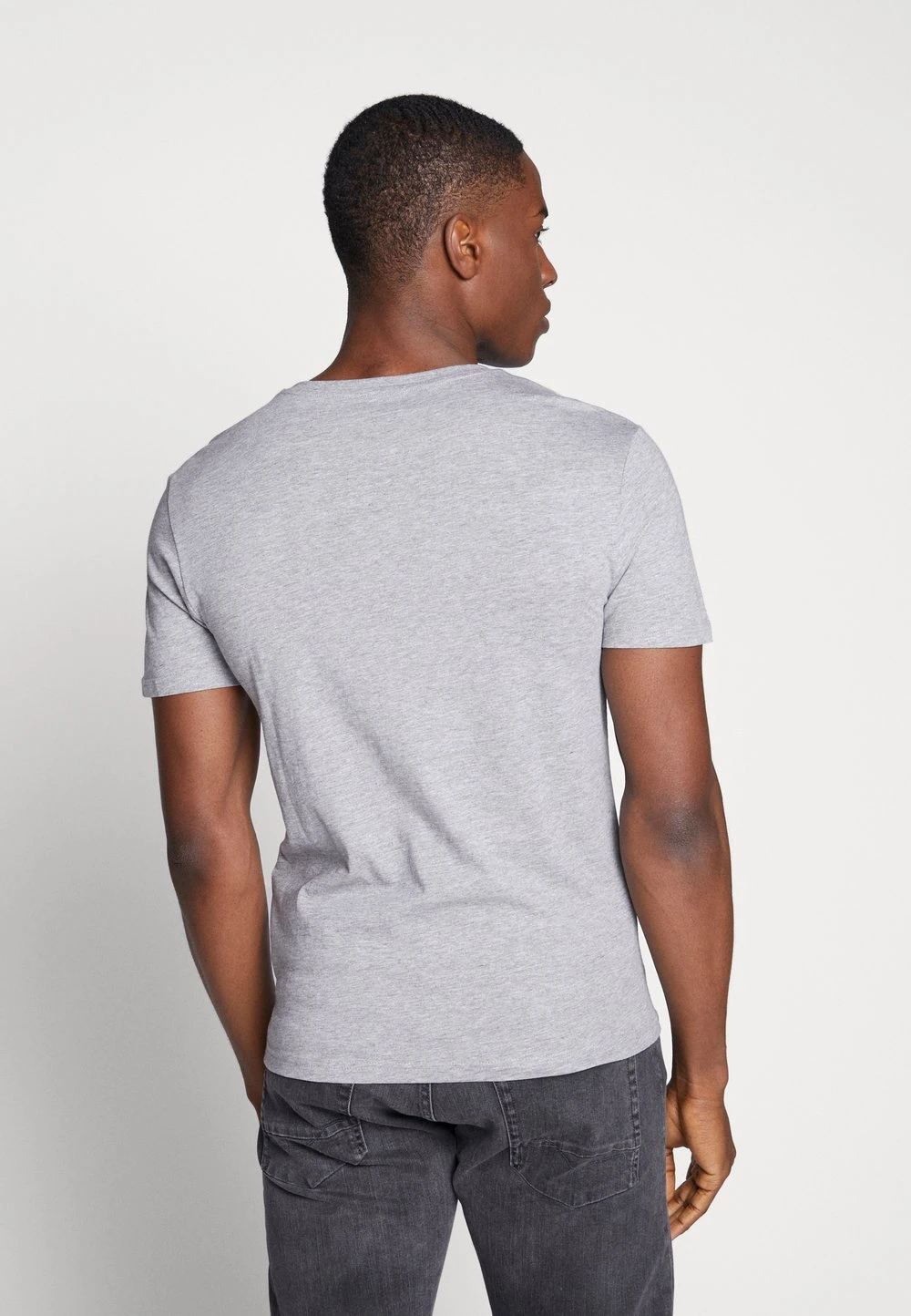 Pier One Prix Équitable 3 PACK - T-shirt basique t-shirts col en v homme 6 Pier One Prix Équitable 3 PACK - T-shirt basique t-shirts col en v homme – Image 4