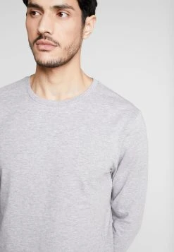 Qualité garantie 100% Pier One T-shirt à manches longues t-shirts col rond homme 15 Qualité garantie 100% Pier One T-shirt à manches longues t-shirts col rond homme -Promos Pier One Boutique b6c7ae9ca5d84f0ca28a16d49e9d7d29