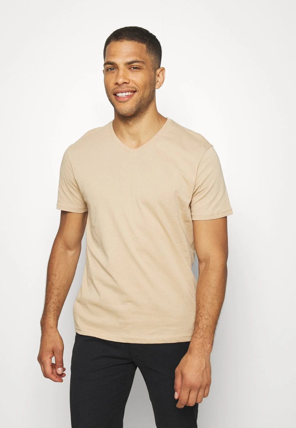Prix Affortable Pier One 3 PACK - T-shirt basique t-shirts col en v homme 4 Prix Affortable Pier One 3 PACK - T-shirt basique t-shirts col en v homme – Image 2