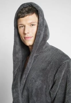 Prix Usine Pier One Peignoir sous-vêtements & chaussettes capuche homme 15 Prix Usine Pier One Peignoir sous-vêtements & chaussettes capuche homme -Promos Pier One Boutique d8bc46bac8fa44929b190c5532f01c02