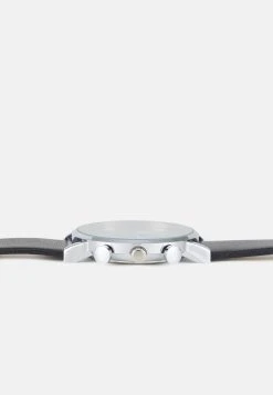 Pier One SET - Montre Meilleure qualité montres et bijoux boucle ardillon homme -Promos Pier One Boutique e39db5c759454fd99c2d2c70bd79f6c9