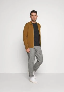 En promotion Pier One 2 PACK - T-shirt à manches longues t-shirts col rond homme 15 En promotion Pier One 2 PACK - T-shirt à manches longues t-shirts col rond homme -Promos Pier One Boutique e4cda864c02146c5a014440431b18626