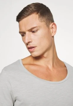 Pier One T-shirt basique Assurance De l’Authenticité t-shirts encolure large ronde homme -Promos Pier One Boutique e58cbefeeef0416682b9d465dd63a942