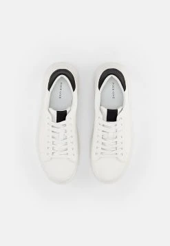 Pier One Baskets basses Bon Rapport Coût-Efficacité baskets & sneakers rond unisex -Promos Pier One Boutique e9af590107f34102b6e7d896bf4f13f7