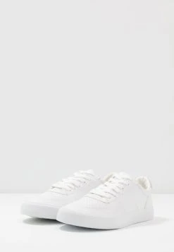 Pier One UNISEX - Baskets basses Assurance De l’Authenticité sneakers rond 11 Pier One UNISEX - Baskets basses Assurance De l’Authenticité sneakers rond -Promos Pier One Boutique f227a831f5e2440bbc68787c850d69bf
