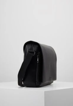 Pier One Meilleur Prix Garanti Sac bandoulière sacs compartiment pour pc portable homme -Promos Pier One Boutique f3a97f8095334be799fee0f3f2c1e5e0