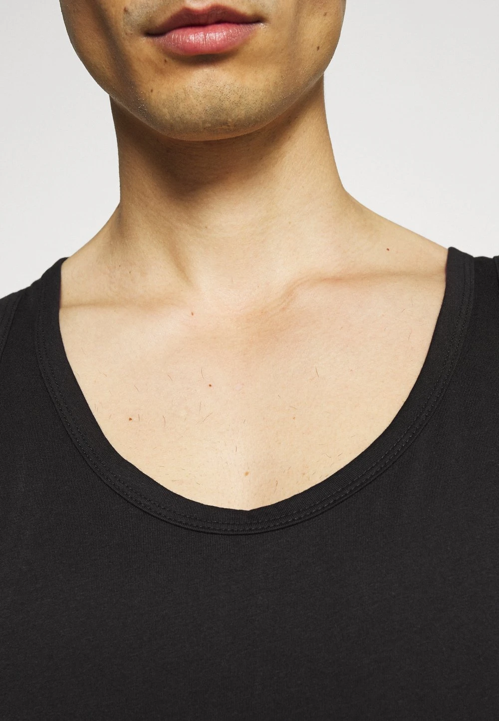 Prix De Rêve Pier One 2 PACK - Débardeur t-shirts encolure large ronde homme 9 Prix De Rêve Pier One 2 PACK - Débardeur t-shirts encolure large ronde homme – Image 7